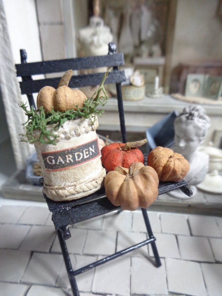 Brocant herfststukje .......Poppenhuis 1:12…(nr R44), Ophalen of Verzenden, Nieuw, Poppenhuis