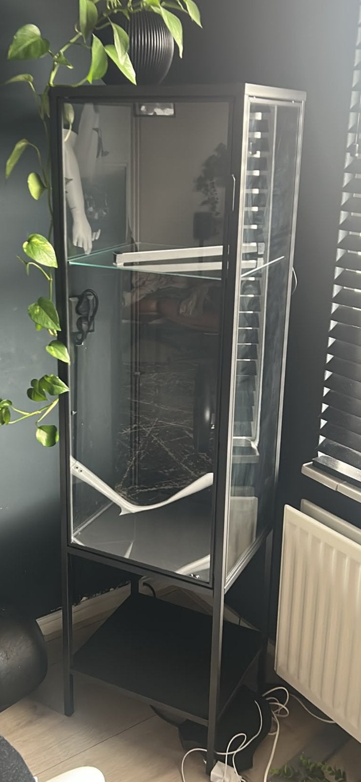 Vitrinekast Rudsta (donker antraciet/zwart), Huis en Inrichting, Zo goed als nieuw, 150 tot 200 cm, 25 tot 50 cm, 50 tot 100 cm