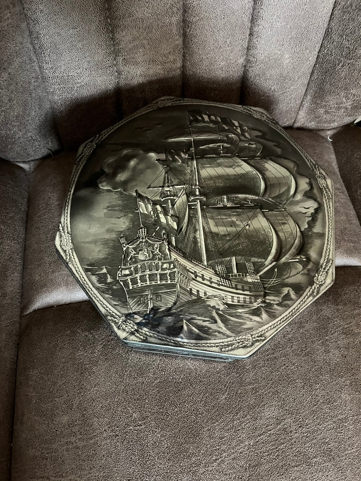 Vintage achthoekig blik met relief van zeilschip, Verzamelen, Ophalen of Verzenden, Gebruikt, Koek(jes), Overige merken