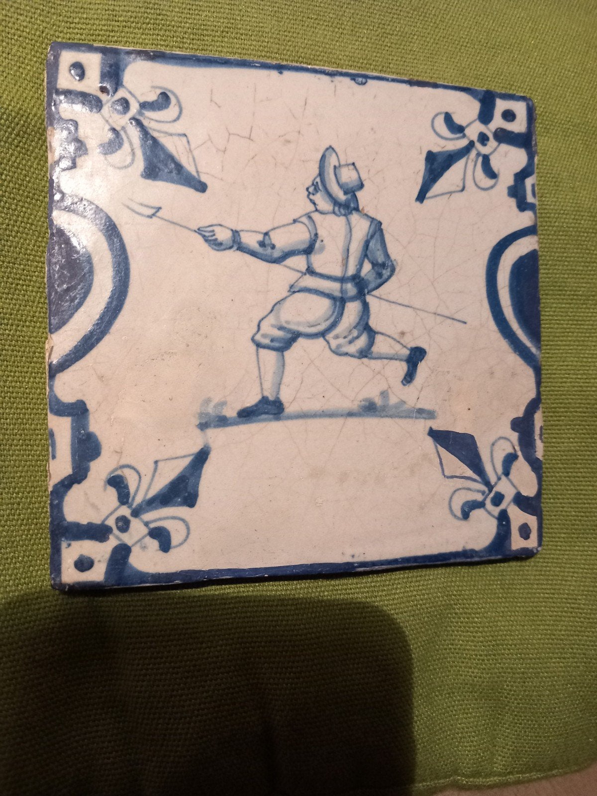 antieke delftse tegel man en speer franse lelie fleur de lis, Antiek en Kunst, Ophalen of Verzenden