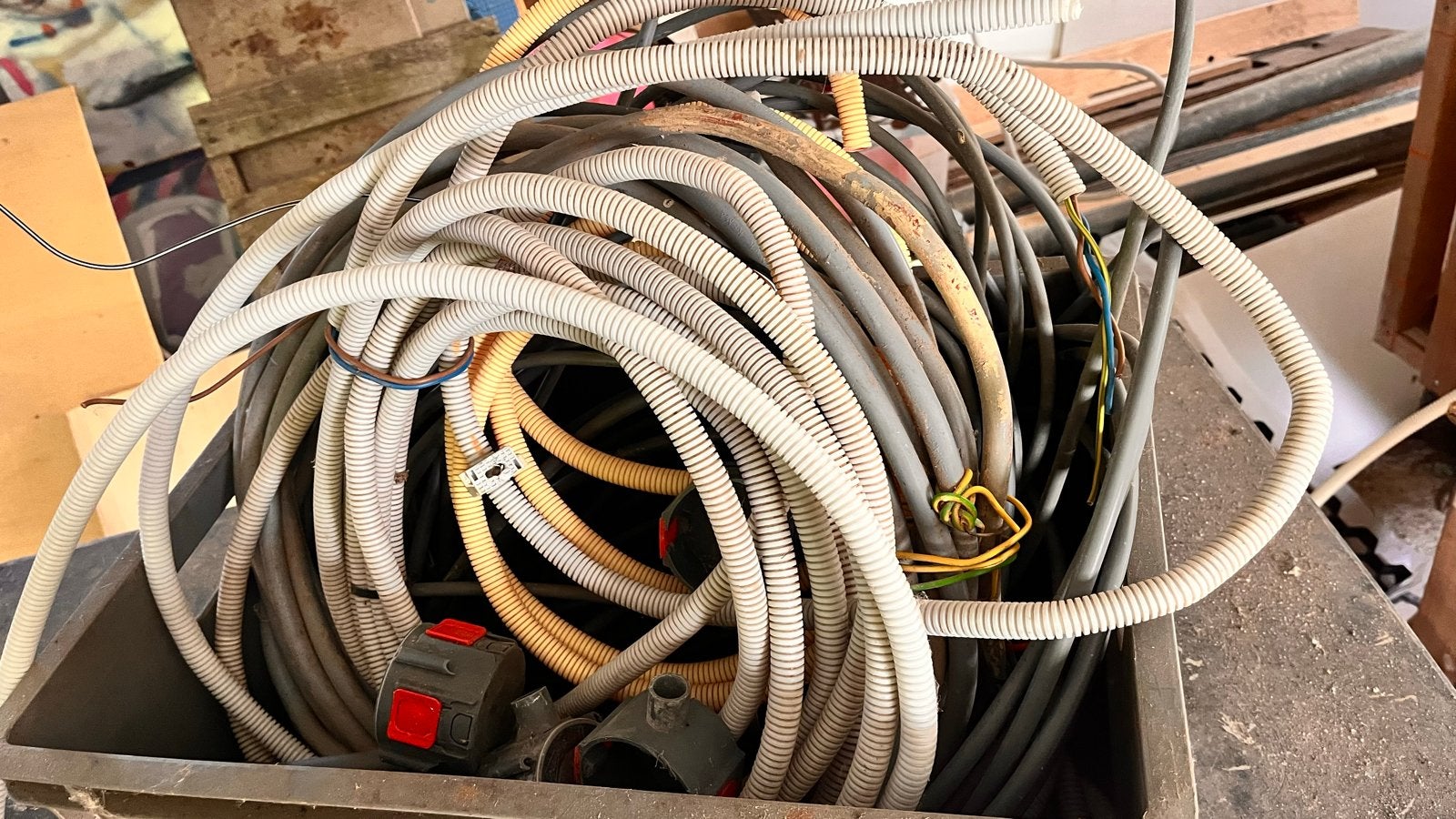 Diverse kabels, buizen met elektriciteit en vloerverwarming, Doe-het-zelf en Verbouw, Ophalen, Gebruikt, Kabel of Snoer
