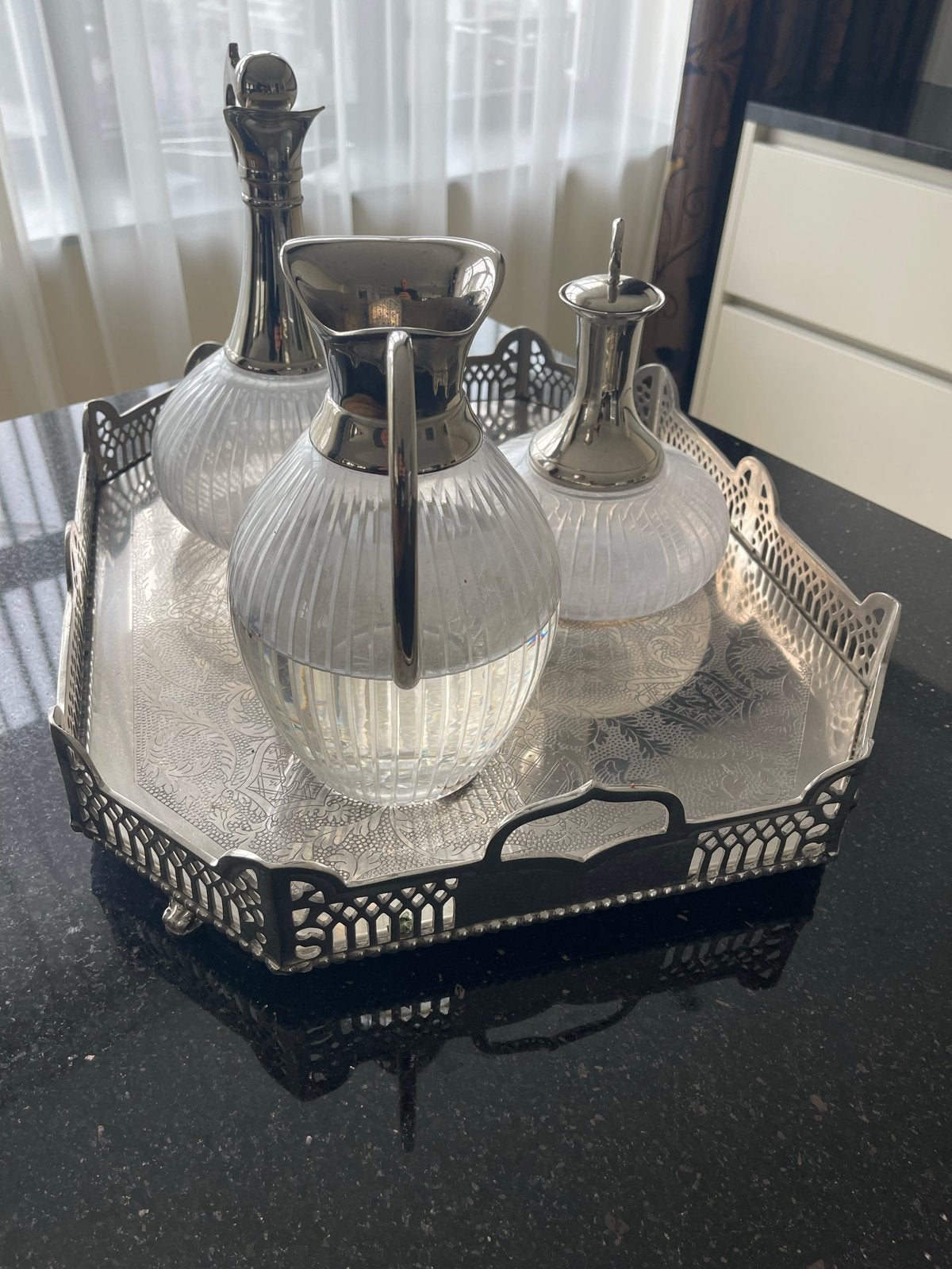 Dienblad met 3 glazen karaffen, Antiek en Kunst, Antiek | Glas en Kristal, Ophalen