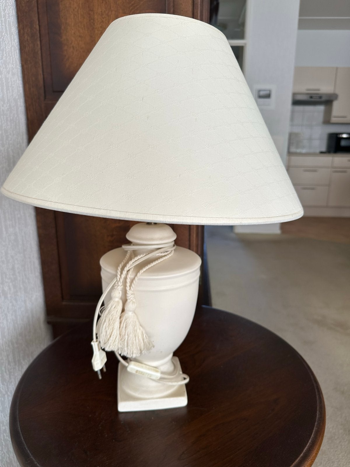 Crèmekleurige tafellamp met kwastjes, Huis en Inrichting, Lampen | Tafellampen, Gebruikt, Textiel, Met kap, Ophalen