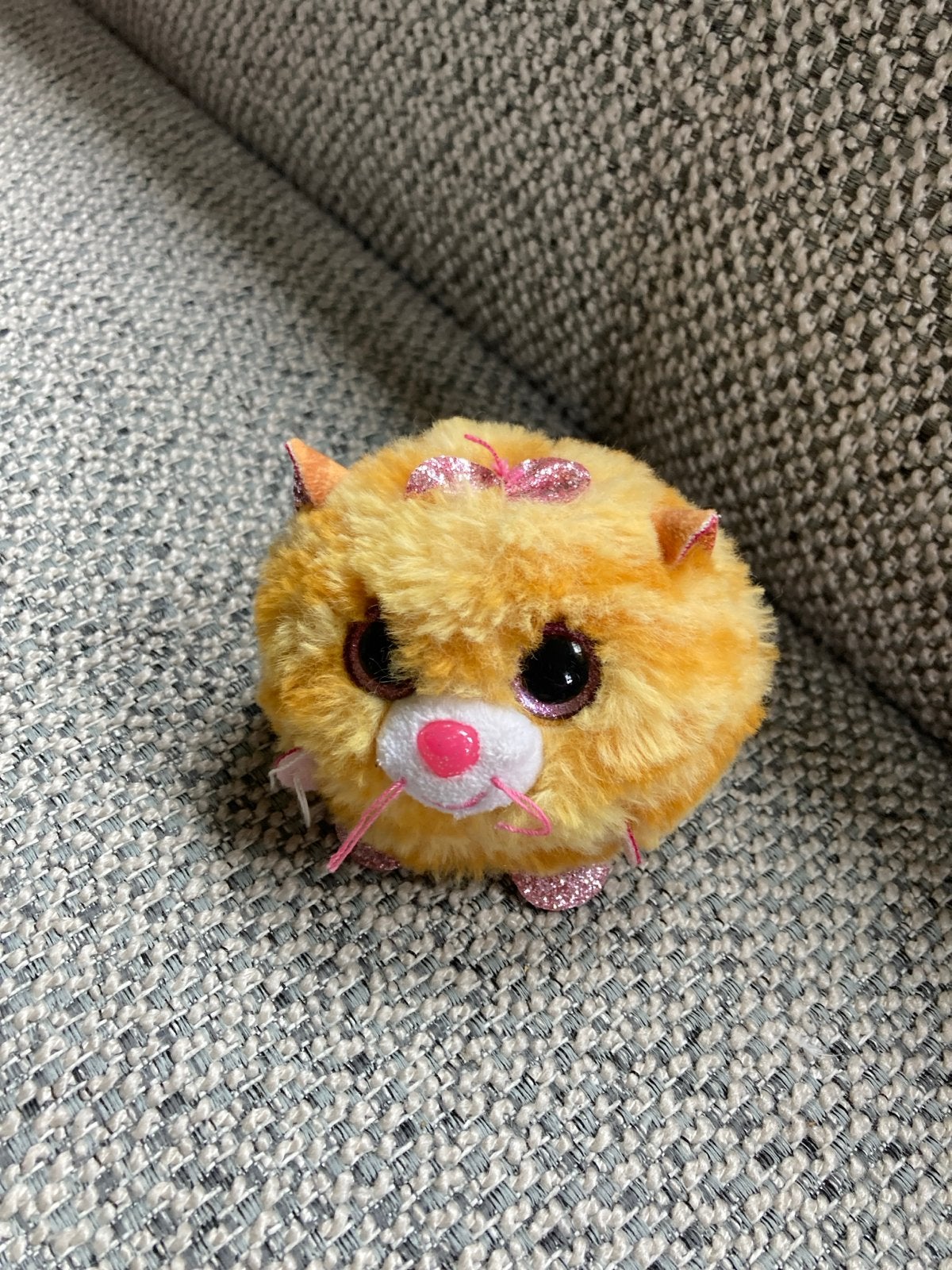 Typuff Tabitha Schattige oranje kat knuffel met strikje, Oranje, Overige merken, Overige karakters, Ophalen of Verzenden