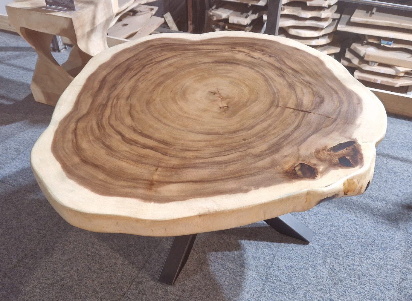 robuste suar boomstam tafel met epoxy doorschijnend 110x100, Huis en Inrichting, Industrieel suar interieur, Info@industrieel-suar-interieur.nl