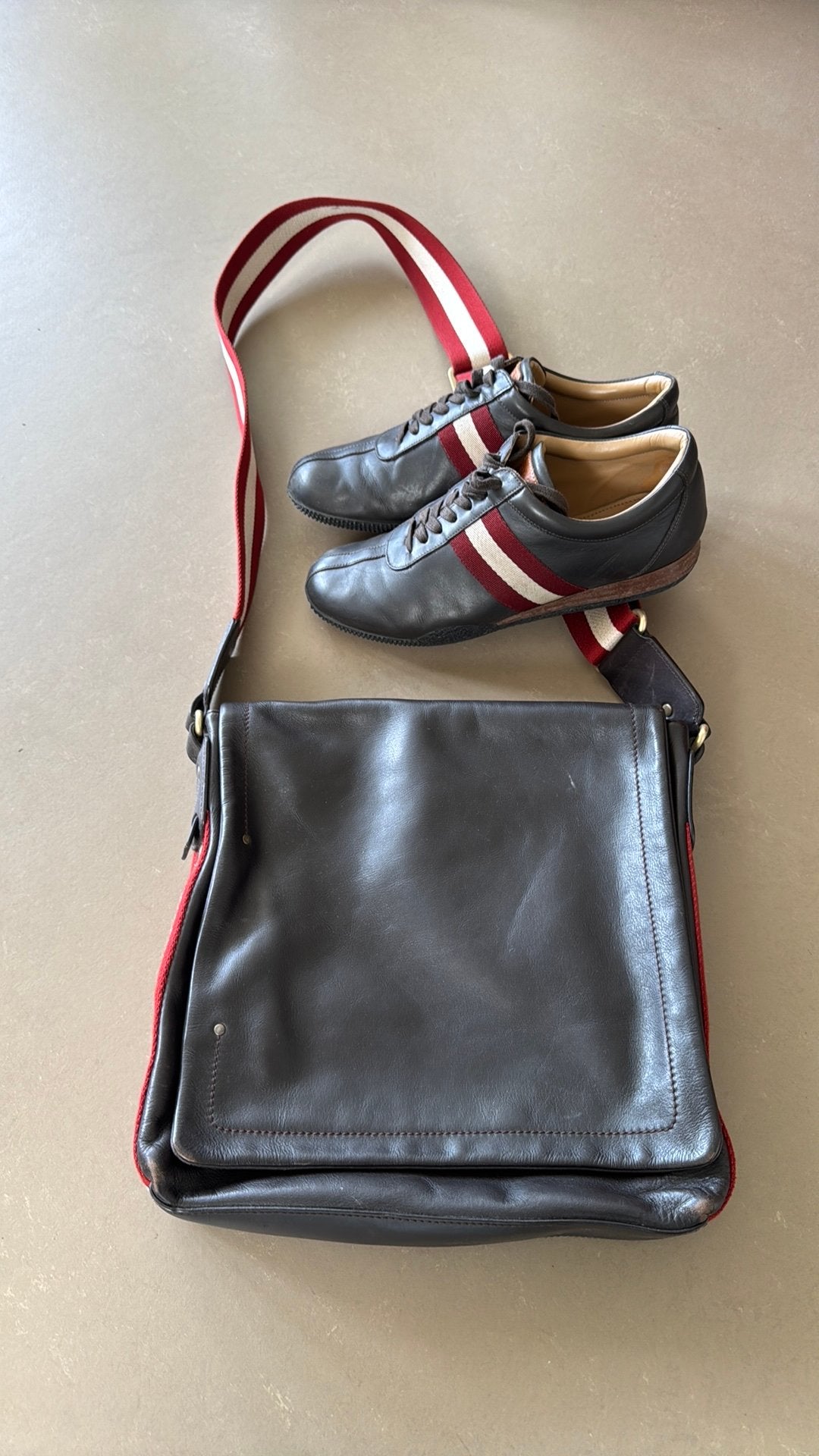 Bally schoudertas en bijpassende sneakers (43), Ophalen, Zo goed als nieuw, Bruin