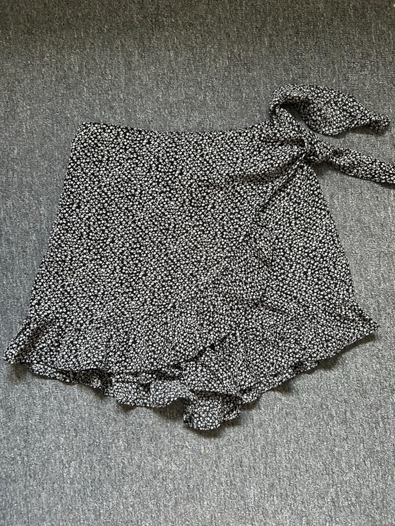 Loavies Zwart-witte Bloemenprint Wrap Rokje Maat M, Kleding | Dames, Maat 38/40 (M), Zwart, Ophalen of Verzenden, Zo goed als nieuw