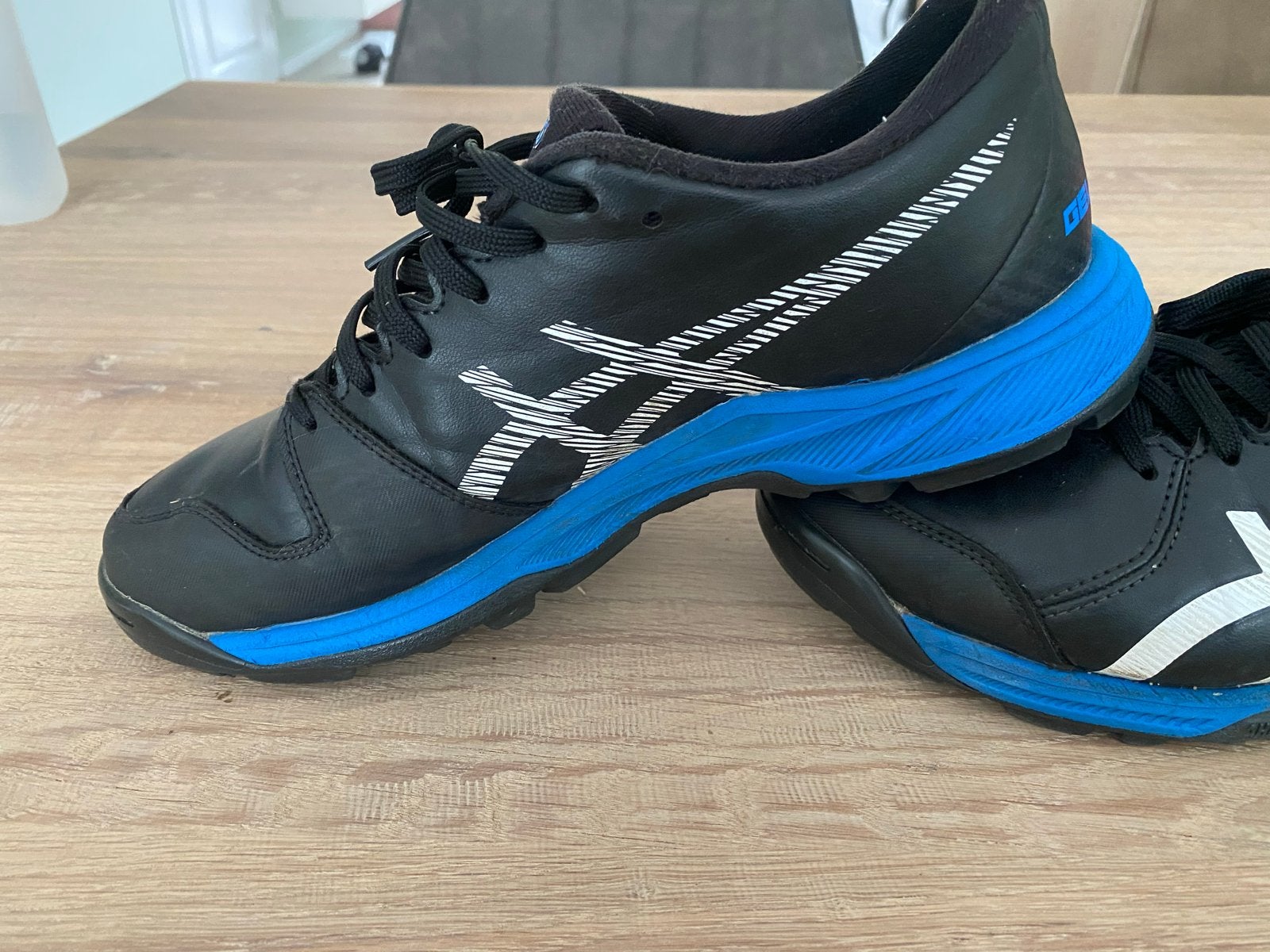 ASICS Hockeyschoenen Maat 39.5 Zwart/Blauw veldschoenen!, Ophalen of Verzenden, Gebruikt