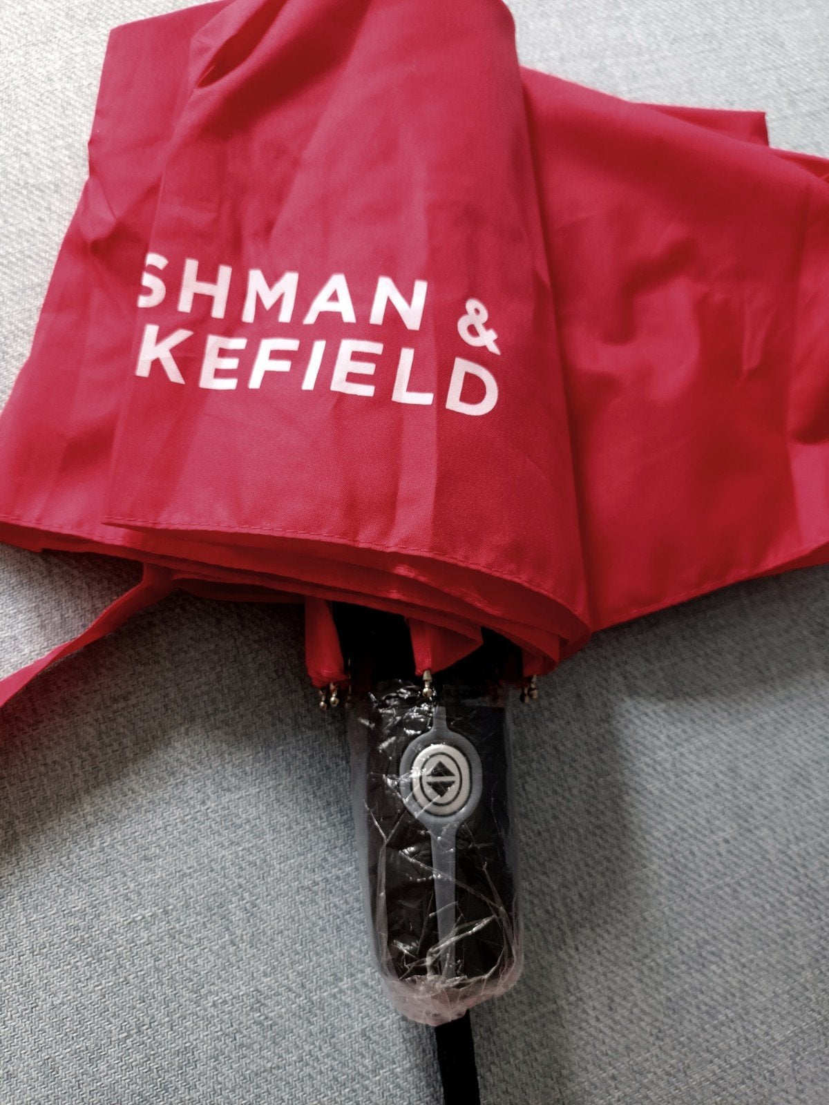 Nieuwe drukknop paraplu van Cushman & Wakefield, Sieraden, Tassen en Uiterlijk, Ophalen, Nieuw, Rood