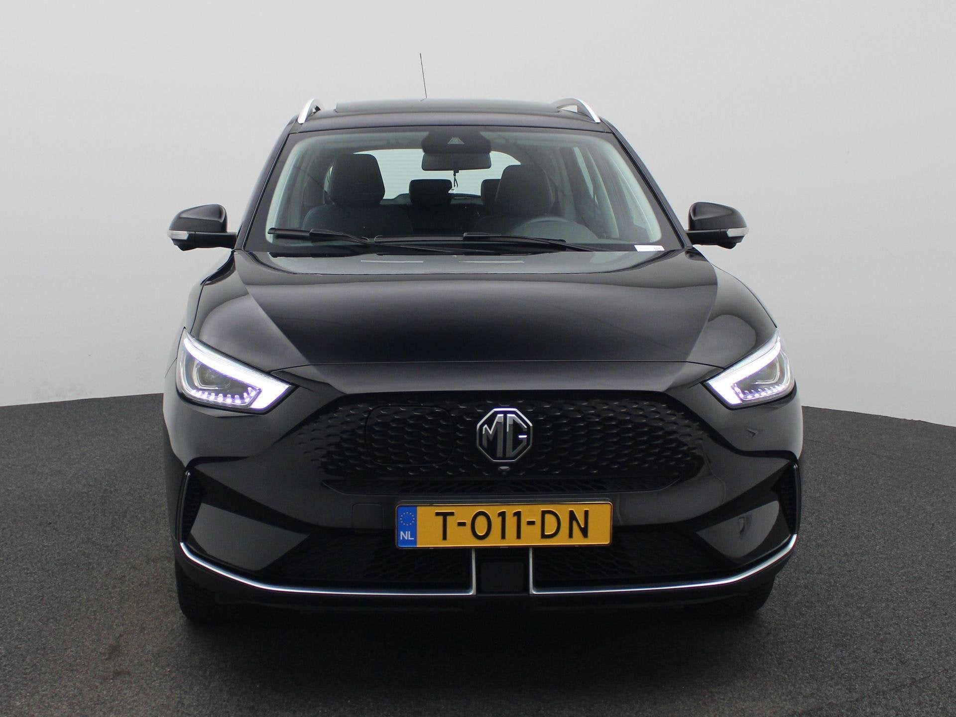 MG ZS EV Long Range Luxury 70 kWh | WLTP 440 | Panorama/Schu, Auto's, Gebruikt, Zwart, ZS, Zwart
