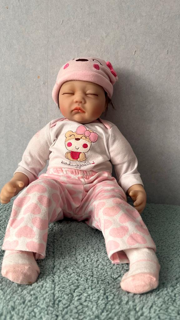 Schattige newborn babypop met roze kleding en muts, Kinderen en Baby's, Speelgoed | Poppen, Ophalen, Gebruikt, Babypop
