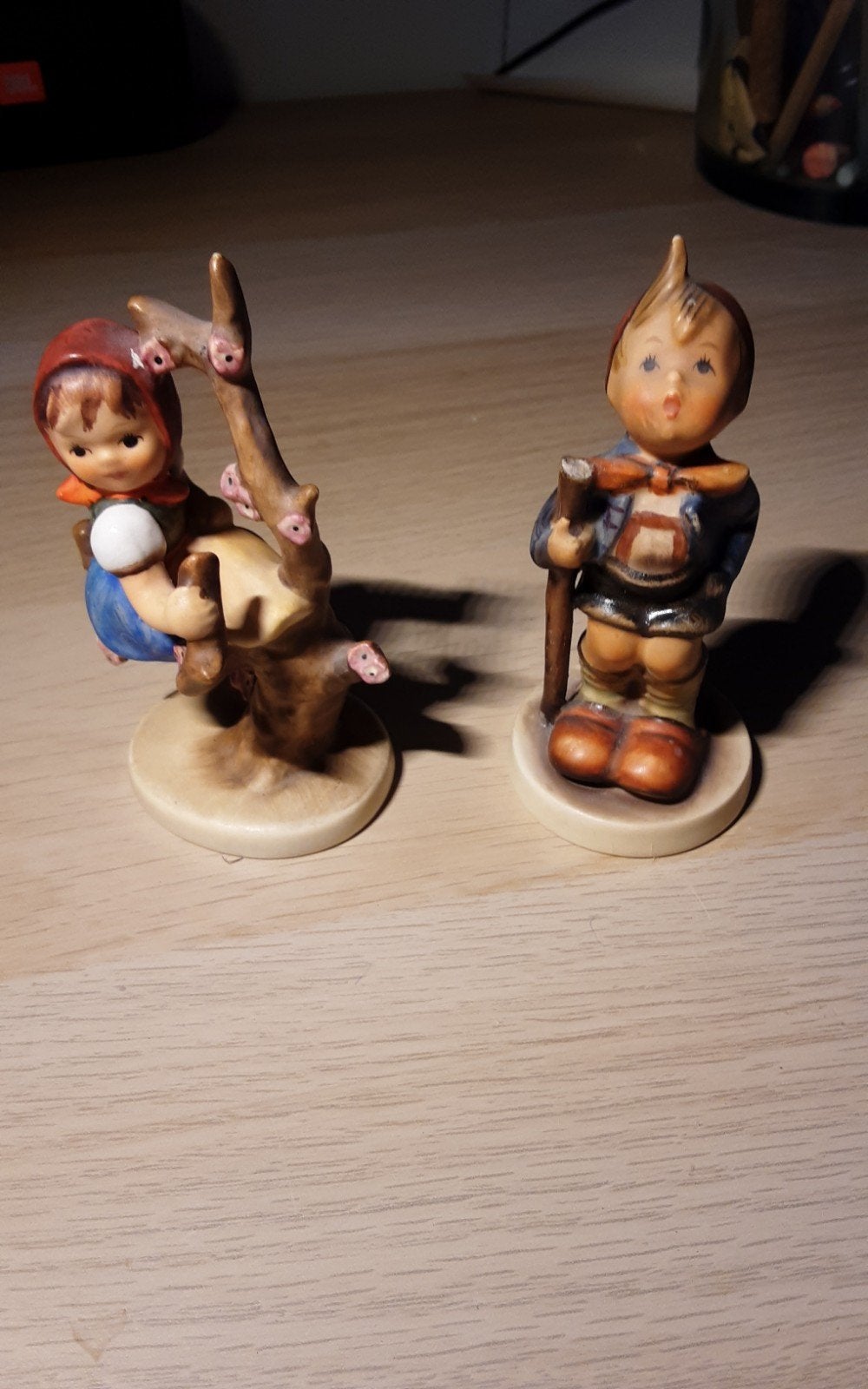 Twee Hummel beeldjes: Meisje op boom en jongen met stok, Verzamelen, Ophalen of Verzenden, Gebruikt, Hummel