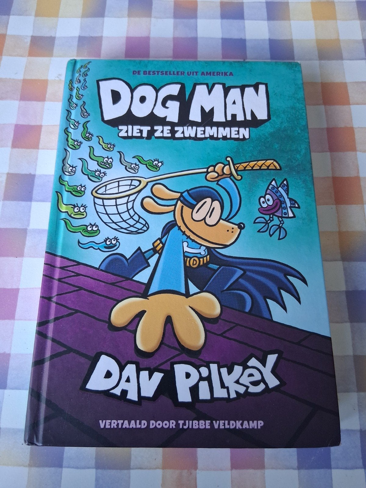 boek dav pilkey - dogman ziet ze zwemmen, Boeken, Ophalen of Verzenden, Gelezen, Fictie algemeen