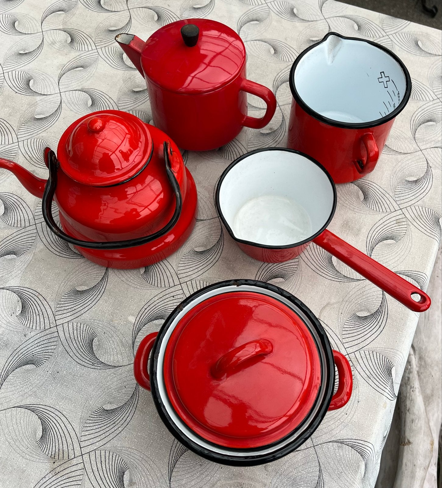 Vintage rood emaille set: fluitketel, pannen, maatbeker, kof, Ophalen