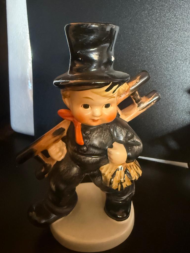Goebel Hummel "Chimney Sweep‘ KF40, Verzamelen, Beelden en Beeldjes, Ophalen of Verzenden, Gebruikt, Hummel