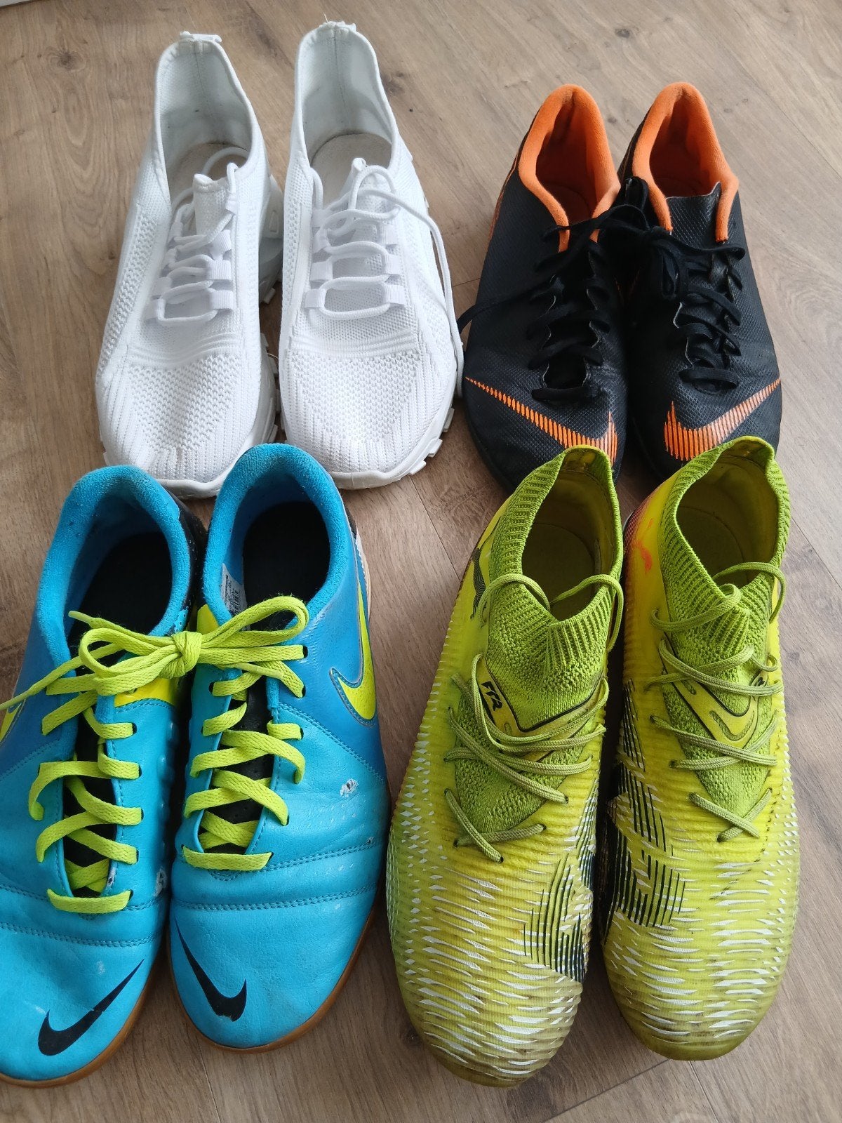 4x schoenen 40 voetbalschoenen Nike Puma, Ophalen of Verzenden, Zo goed als nieuw, Jongen of Meisje, Sportschoenen