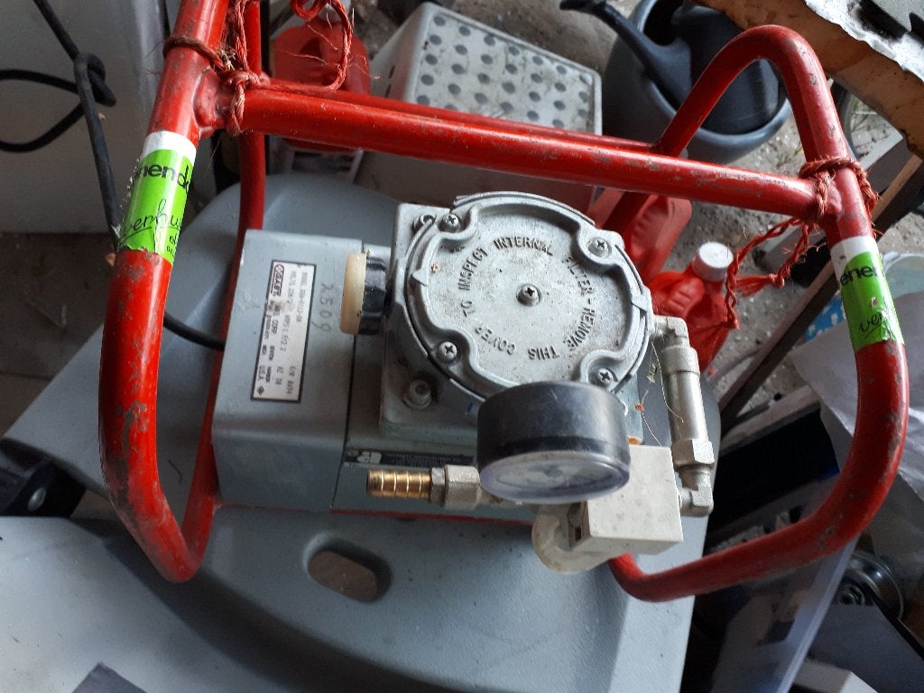 GAST VACUUM PUMP DOA-V112-BN, Doe-het-zelf en Verbouw, Compressors, 100 liter of meer, Ophalen, Minder dan 200 liter/min