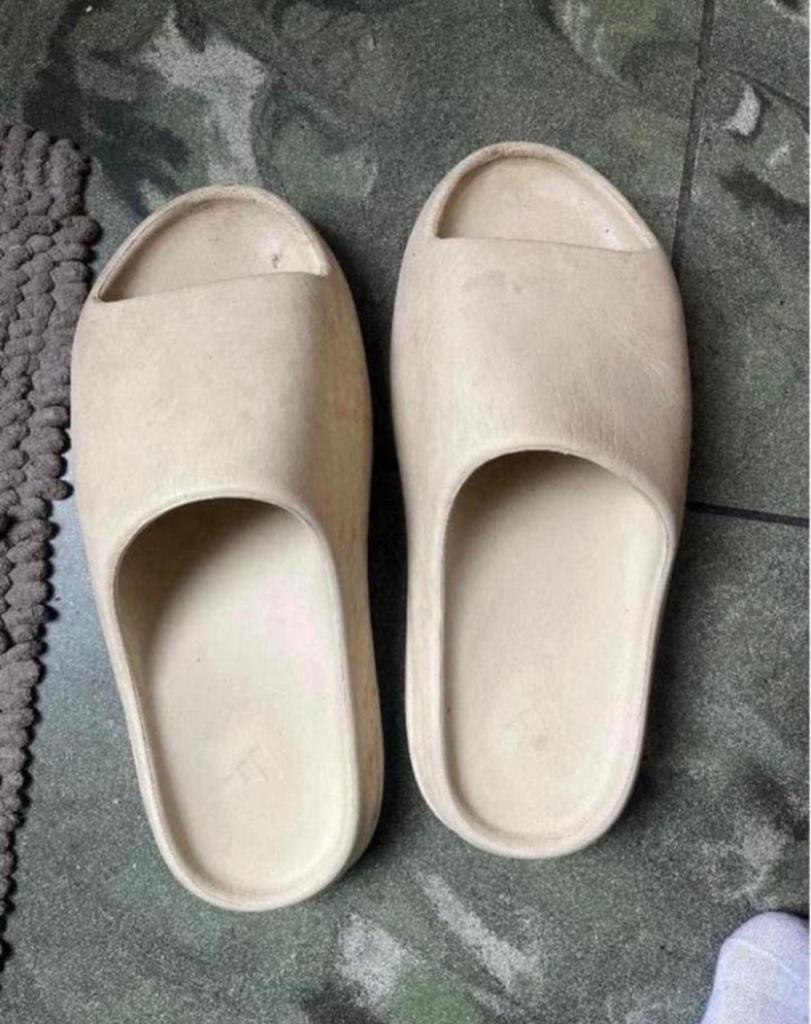 Yeezy slide, Kleding | Heren, Schoenen, Ophalen of Verzenden, Gedragen, Overige kleuren