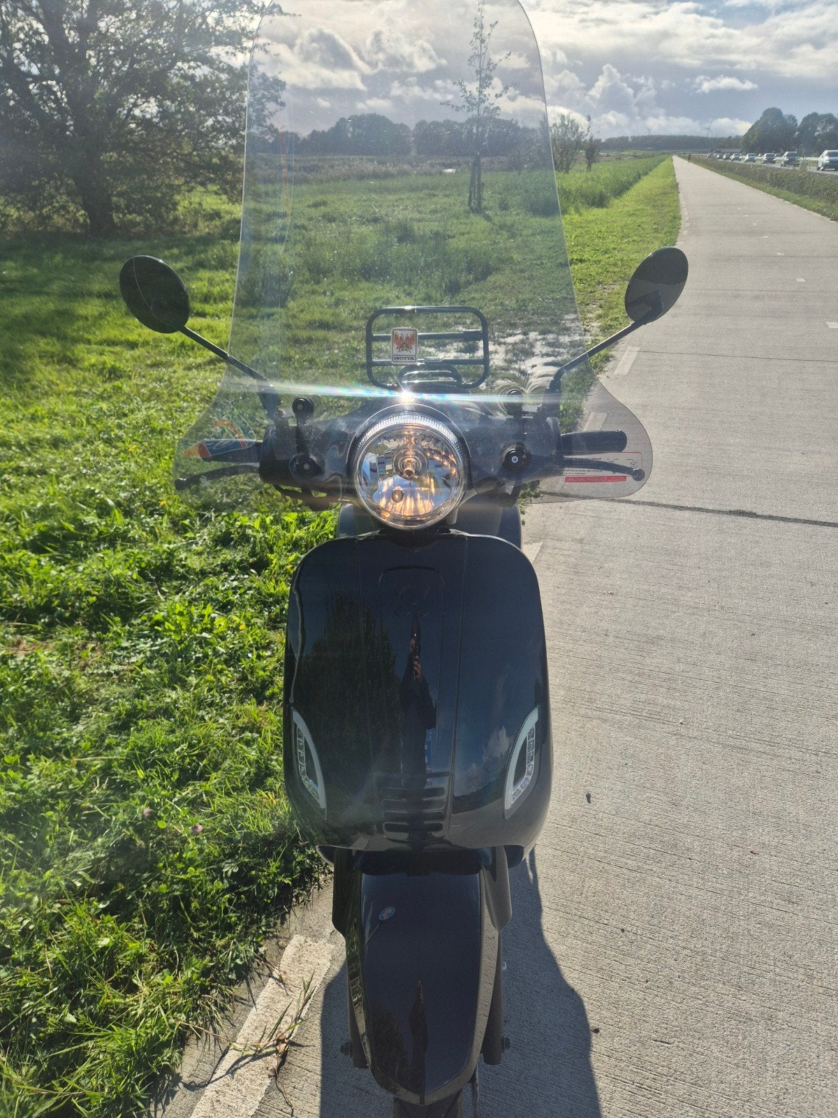 Zwarte AGM scooter met windscherm en bagagedrager, Fietsen en Brommers, Ophalen, Gebruikt, 49 cc, AGM