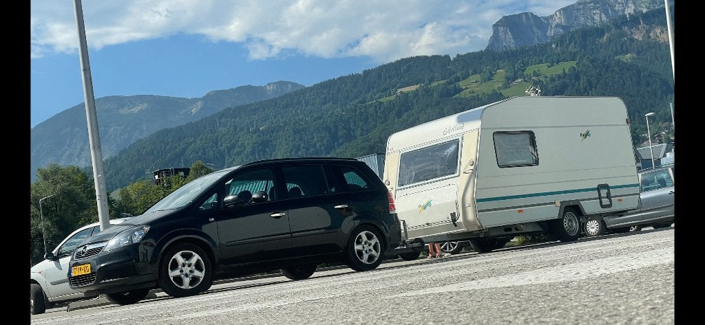 Caravan Eifelland 305 (vijfpersoons, want 3x stapelbed!), Luifel, Standaardzit, 500 - 750 kg, Omvormbare zithoek