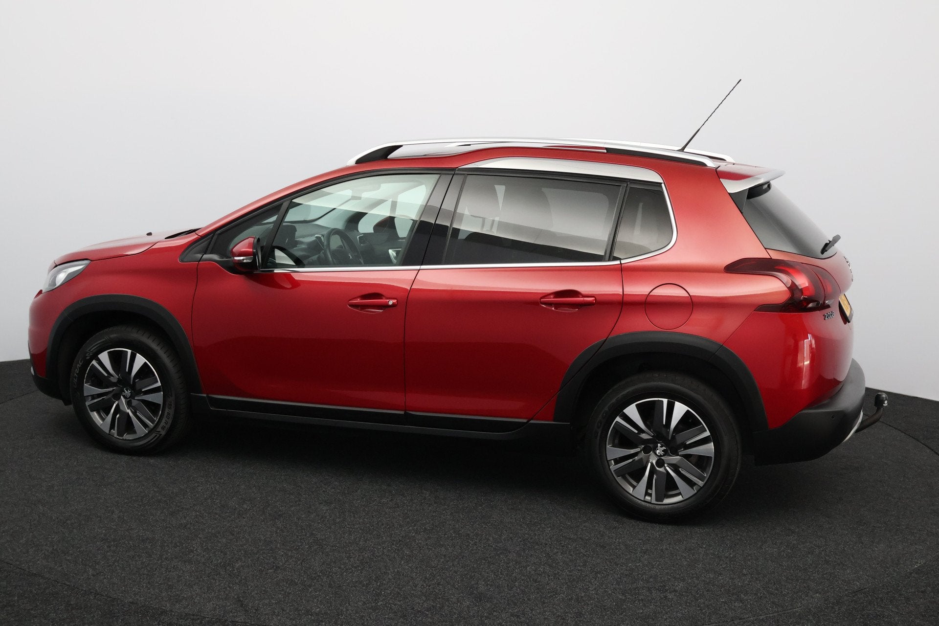 Peugeot 2008 1.2 PureTech Allure /Pano-Dak! /Trekhaak! /Appl, Auto's, Voorwielaandrijving, Euro 6, Leder en Stof, Origineel Nederlands