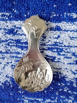 Decoratieve zilverkleurige lepel met tropisch tafereel, Antiek en Kunst, Antiek | Bestek, Verzenden