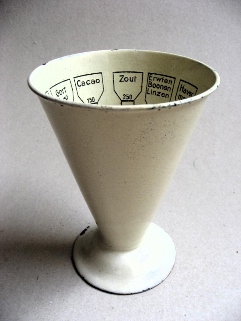 Vooroorlogse Edy maatbeker, cremekleurig emaille, Ophalen of Verzenden