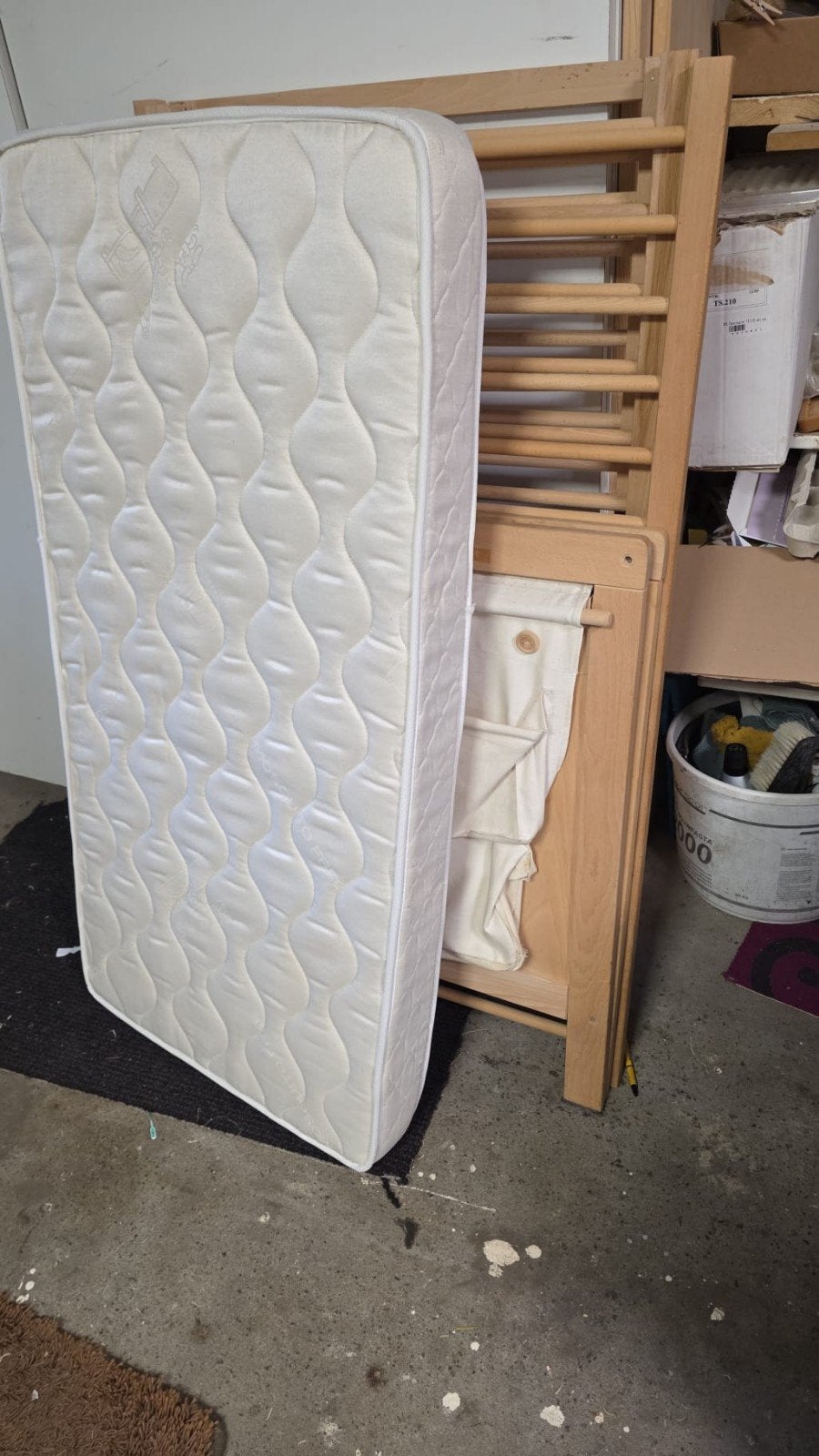 Kinderledikantje met matras en opbergzakken, Kinderen en Baby's, Ophalen, Gebruikt, 70 tot 85 cm, 140 tot 160 cm
