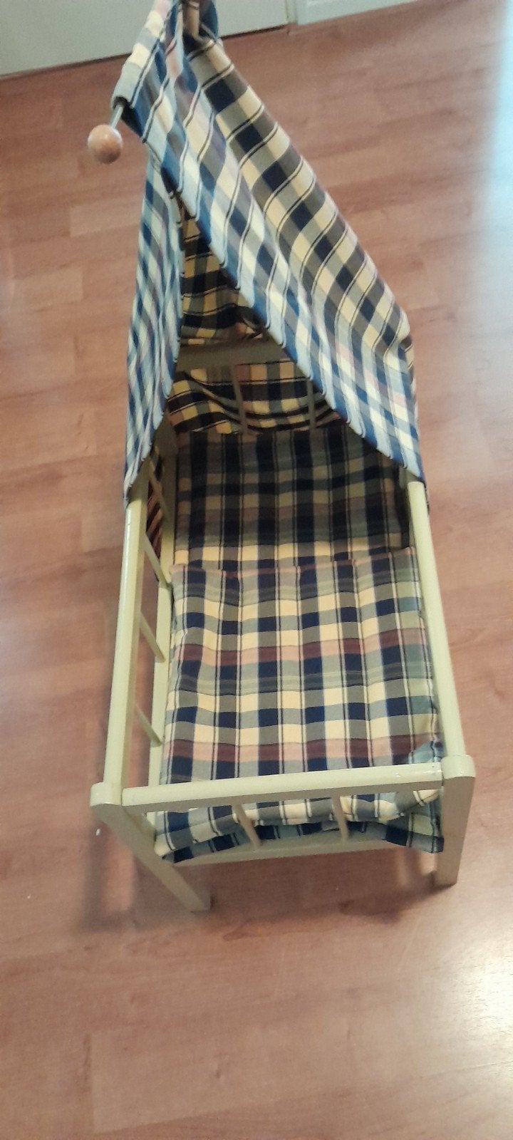 Poppenbedje met geruit dekentje en hemeltje, Ophalen