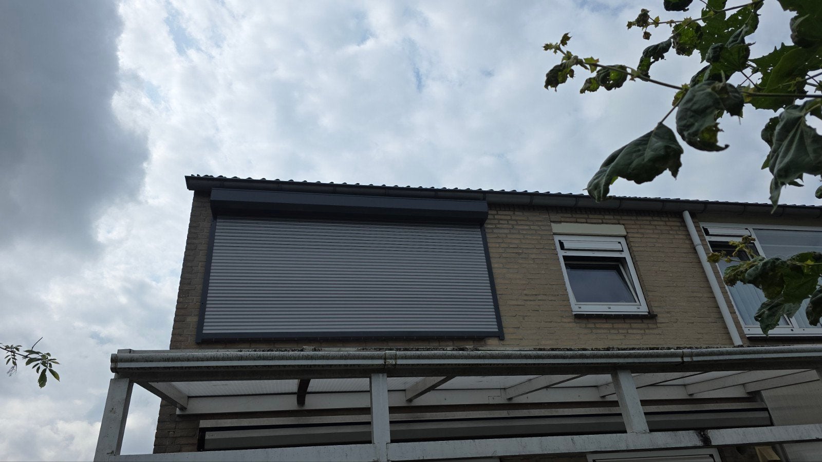 Elektrisch rolluik - Grijs, compleet met bediening, Doe-het-zelf en Verbouw, Rolluiken, Ophalen, Gebruikt, 200 cm of meer, Grijs