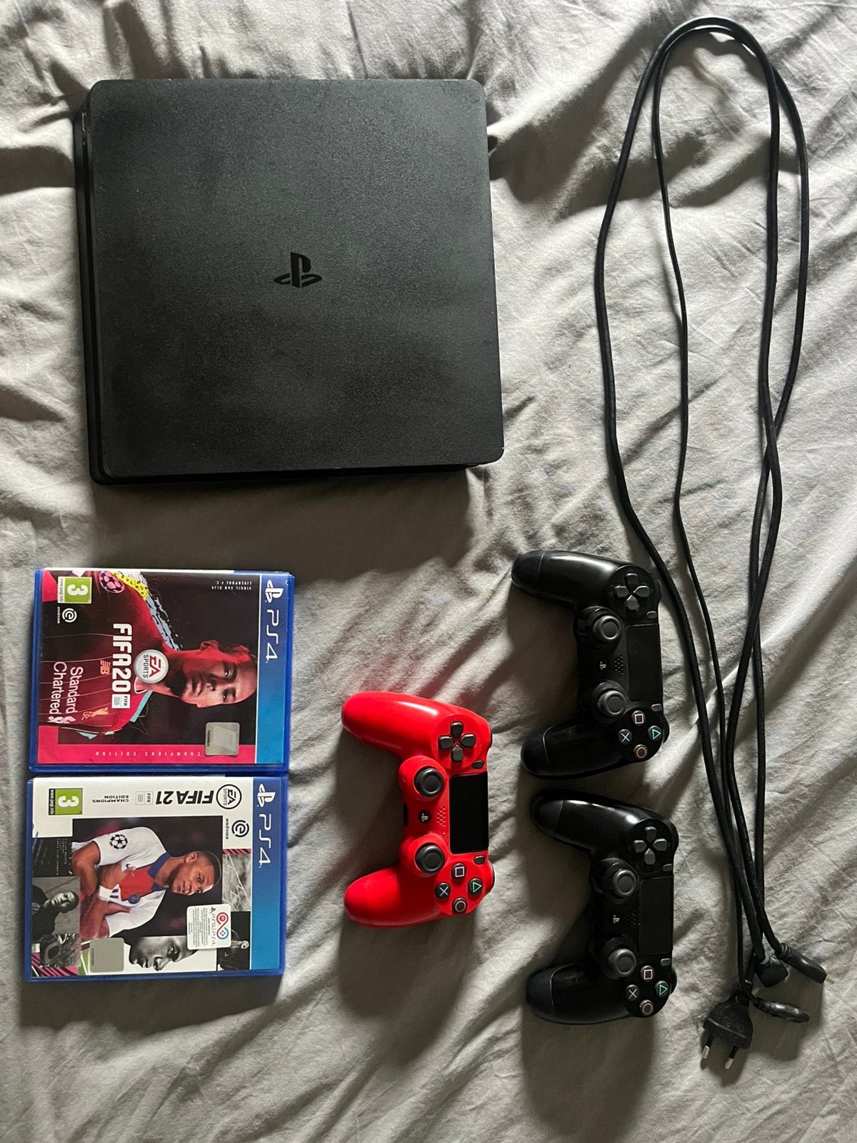 PlayStation 4 Slim + 3 Controllers + FIFA 20 & FIFA 21, Spelcomputers en Games, Spelcomputers | Sony PlayStation 4, Ophalen of Verzenden