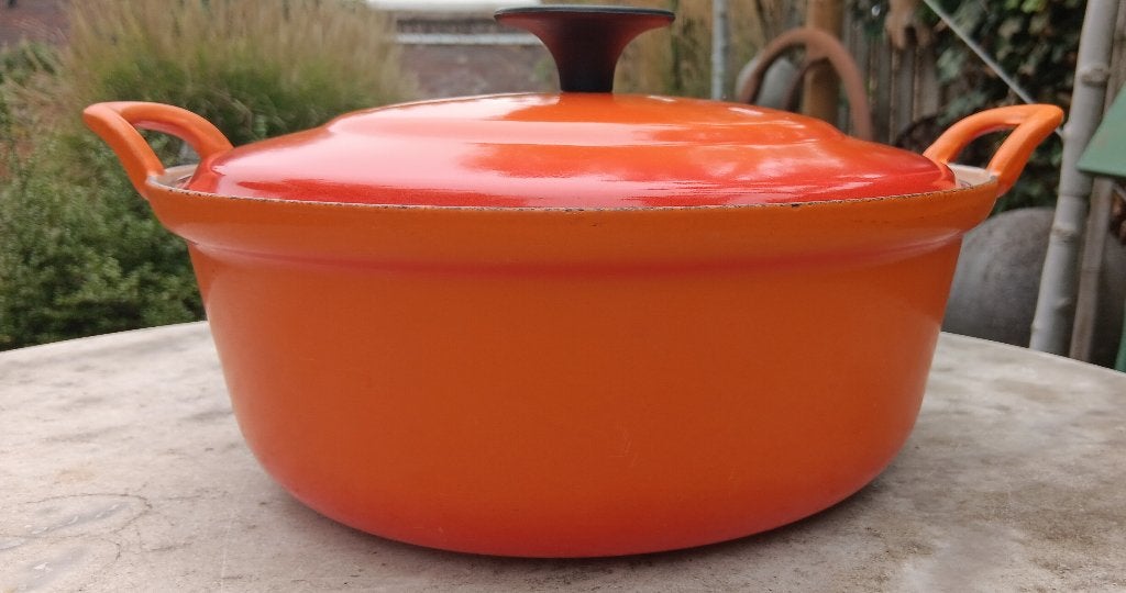Vintage oranje gietijzer pan 24 cm. plaatstaal deksel (G368), Gebruikt, Gietijzer, Geschikt voor inductie, Ophalen of Verzenden