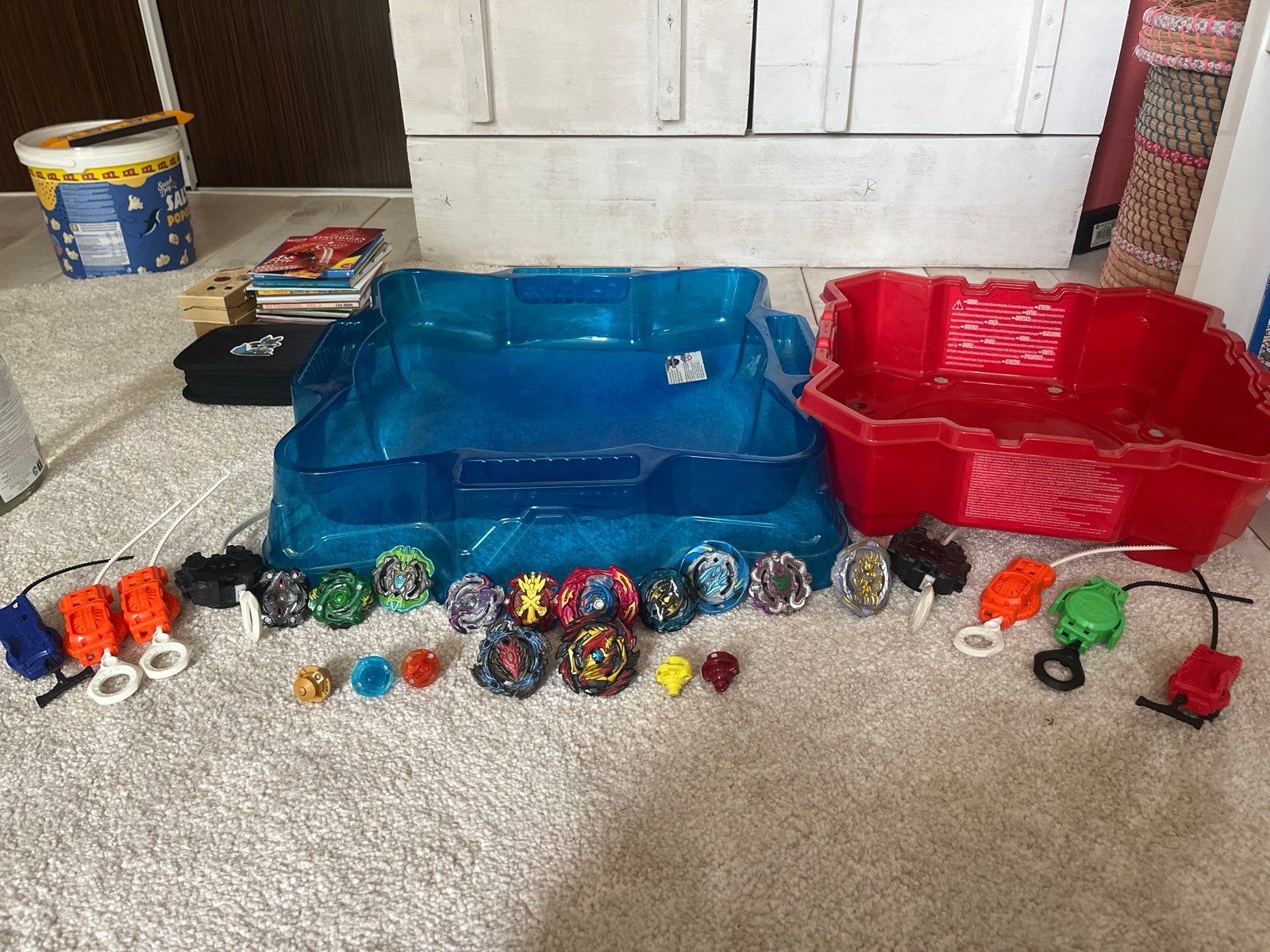 Grote Beyblade set: 12 Beyblades, 2 bakken, 8 trekkers, Ophalen, Gebruikt, Jongen of Meisje
