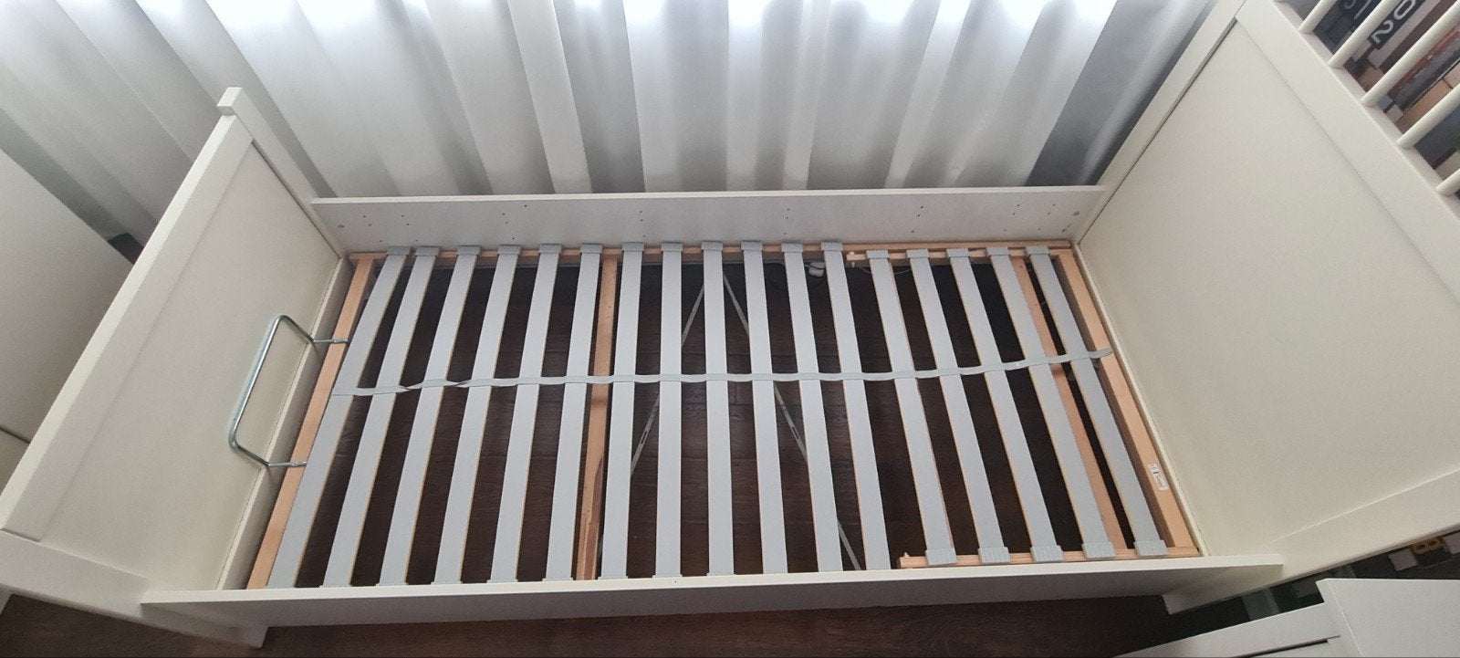 Wit eenpersoonsbed met lattenbodem en nachtkastje, Ophalen, 90 cm, Eenpersoons, Wit