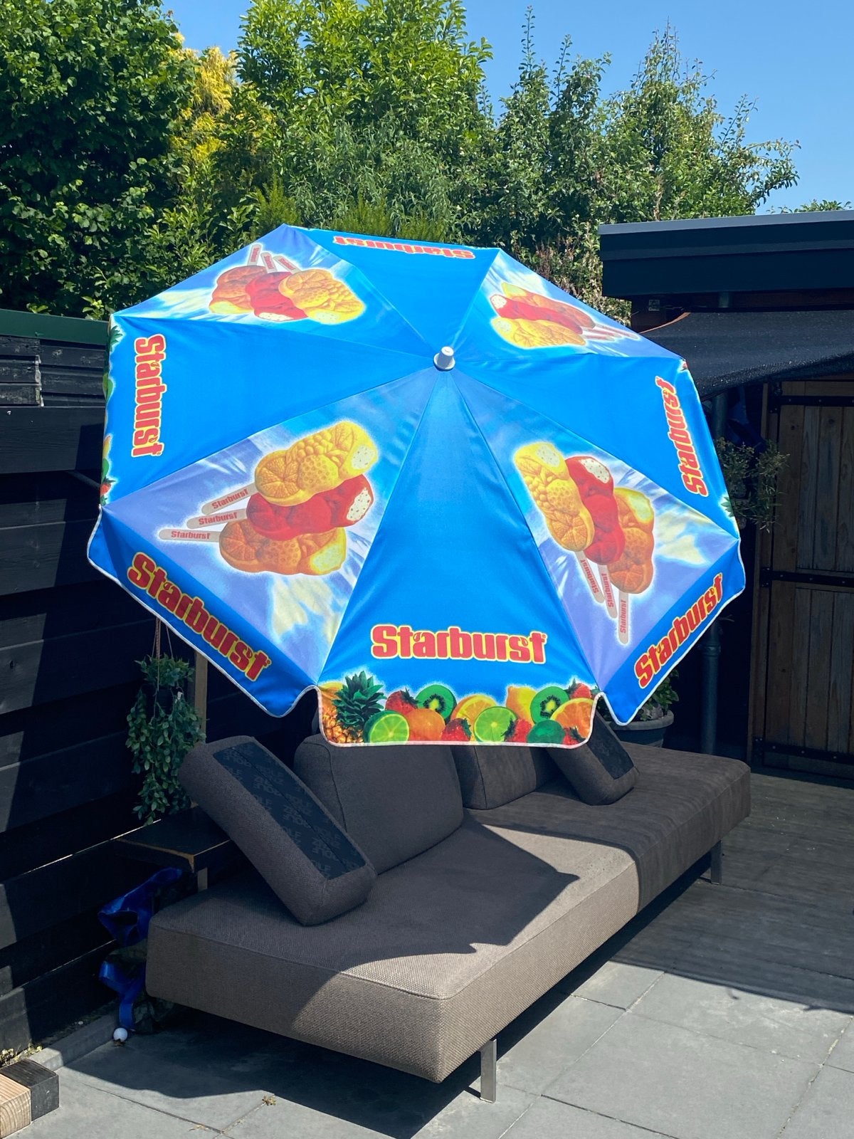 Vintage Starburst reclameparasol (jaren '90/'00), Tuin en Terras, Parasols, Ophalen of Verzenden, Gebruikt, 2 tot 3 meter, Stokparasol