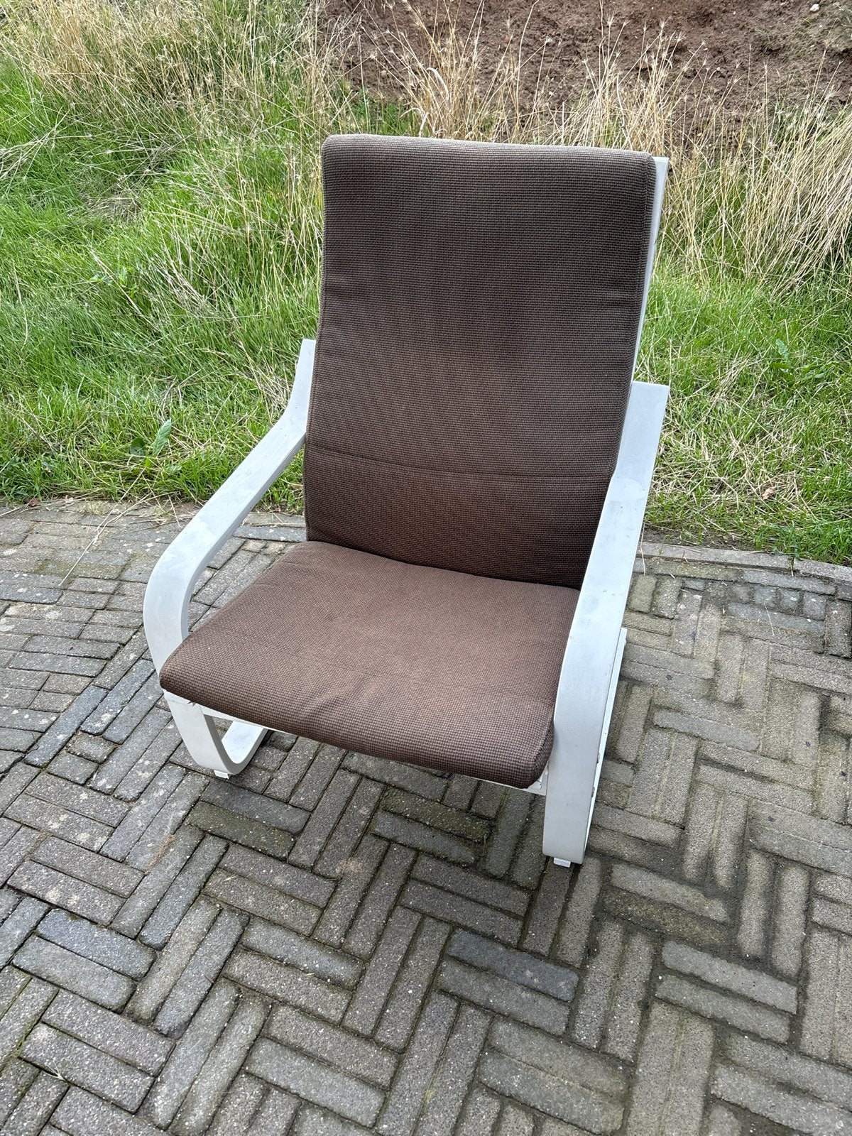 Comfortabele relaxstoel met bruin kussen, Ophalen, Kunststof, Gebruikt, Wit