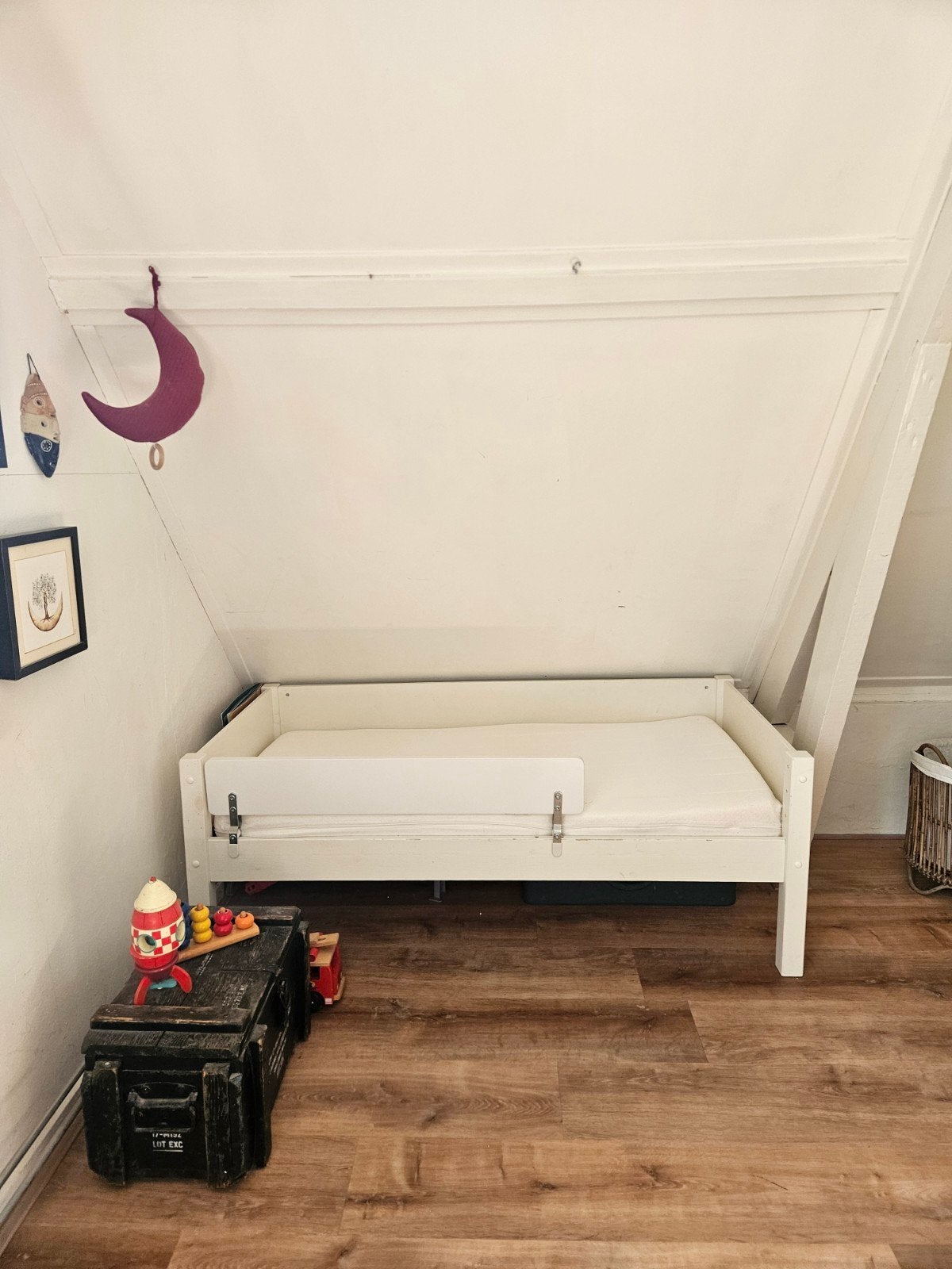 Peuterbed 150x70 incl matras en valbescherming, Ophalen, 70 tot 85 cm, 140 tot 160 cm, Zo goed als nieuw