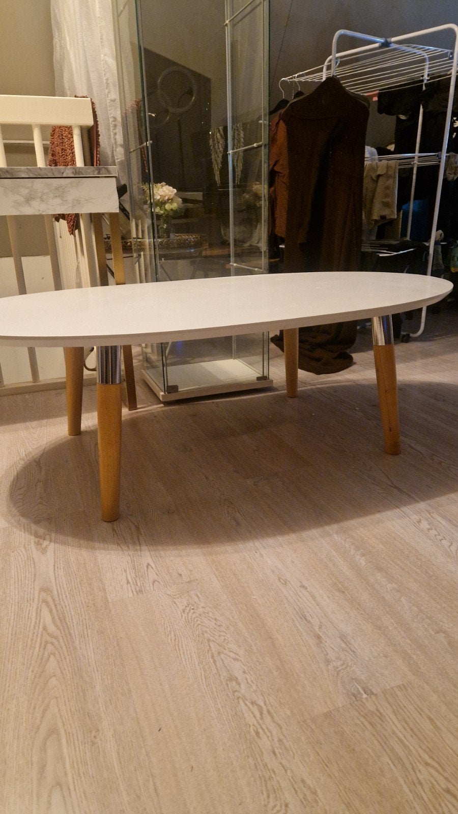 Ovale salontafel met houten poten, Huis en Inrichting, Ophalen, Gebruikt, 50 tot 100 cm, 50 tot 100 cm