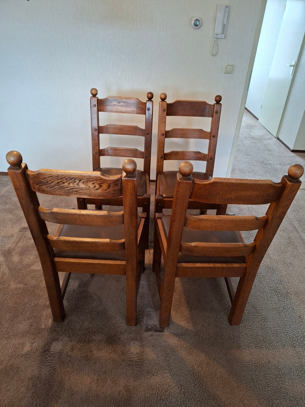 Set van 4 robuuste eikenhouten eetkamerstoelen, Antiek en Kunst, Ophalen