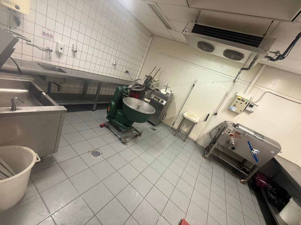 Productie  ruimte met koelcel vriezcel ter overnama, Ophalen