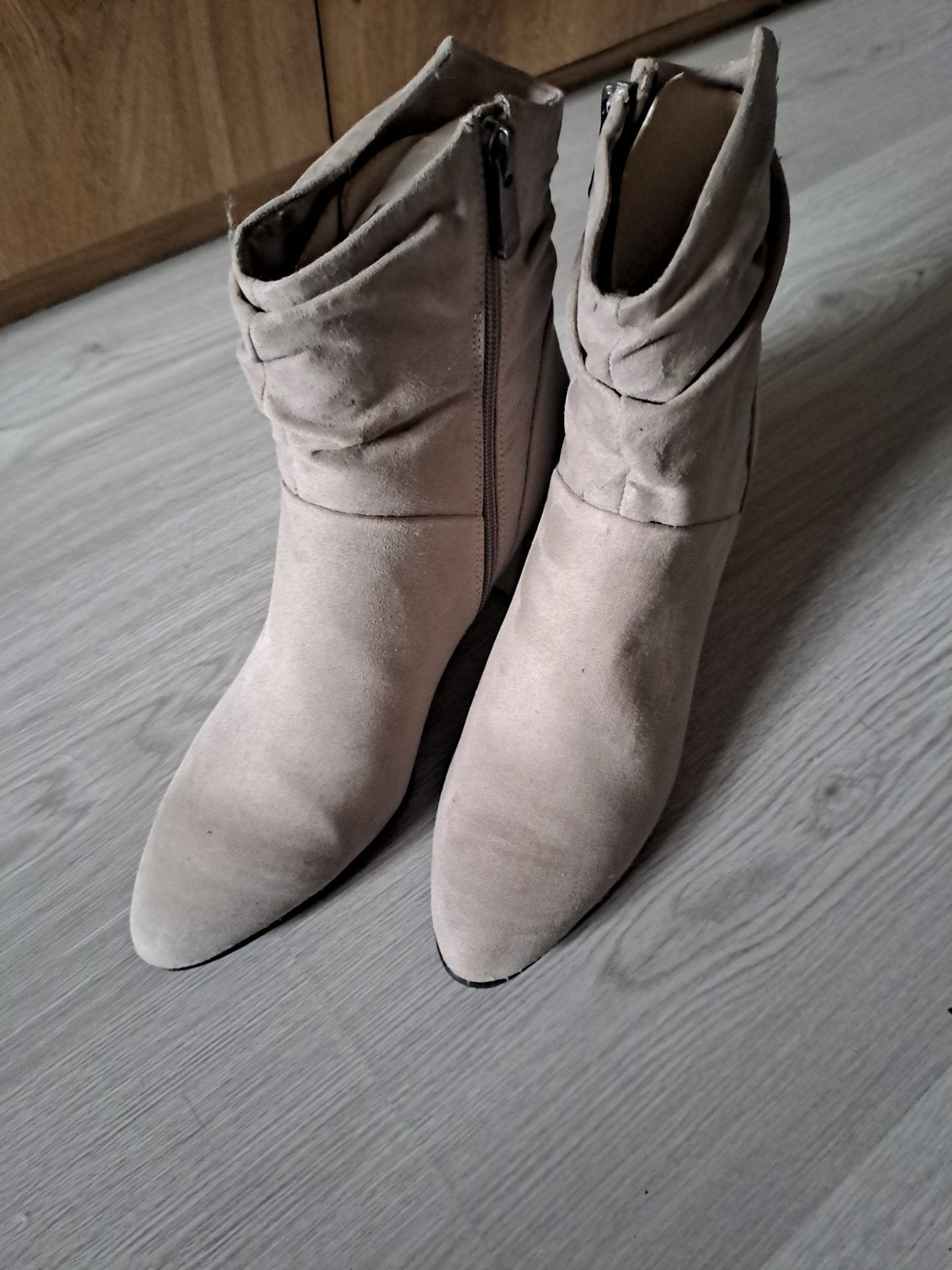 Stijlvolle beige enkellaarzen met blokhak, Ophalen of Verzenden, Nieuw, Beige