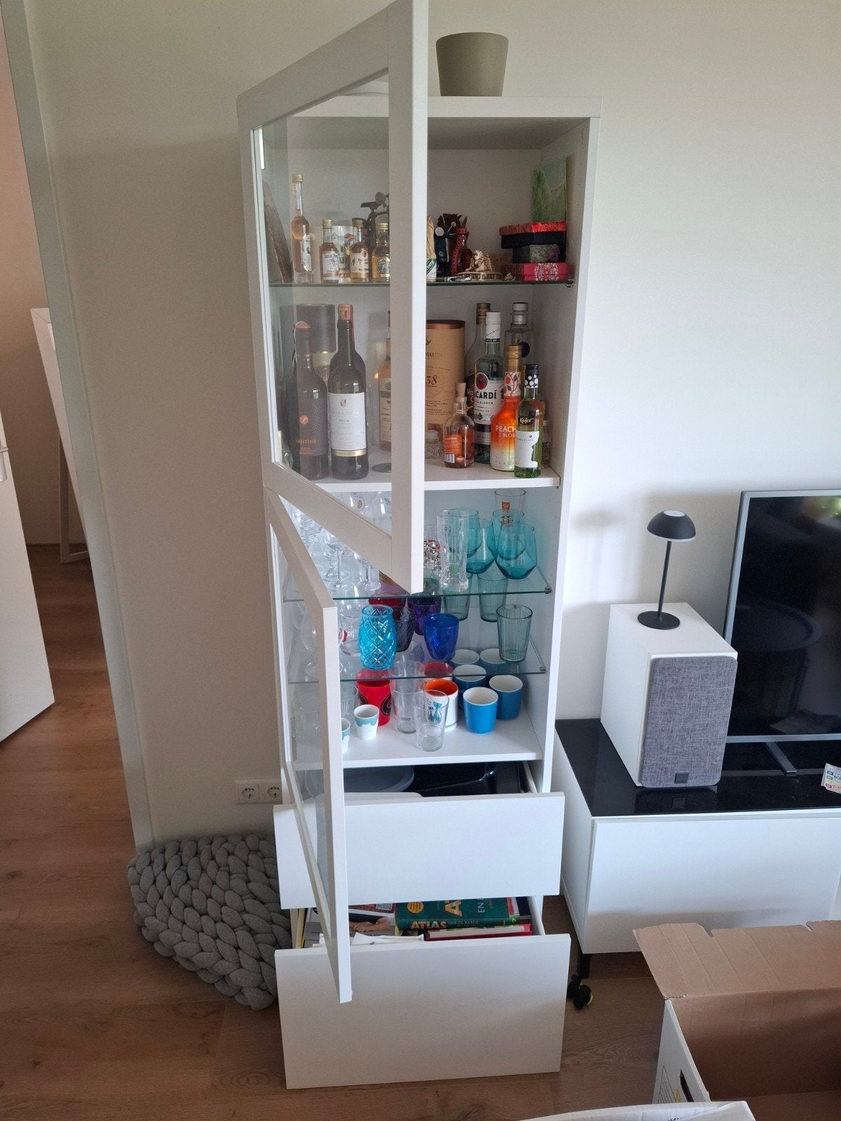 Ikea besta vitrinekast wit, Huis en Inrichting, Kasten | Vitrinekasten, Met deur(en), Zo goed als nieuw, 150 tot 200 cm, 25 tot 50 cm