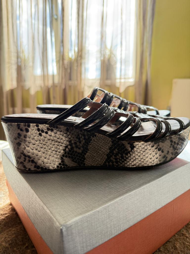 Rebecca Sanver sleehak sandalen met slangenprint, Kleding | Dames, Schoenen, Ophalen of Verzenden, Gedragen, Zwart, Sandalen of Muiltjes