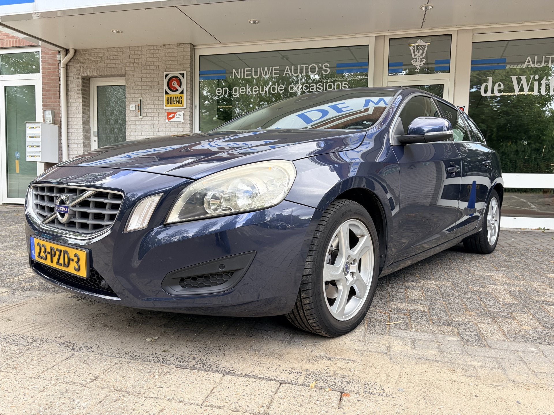 Volvo V60 1.6 T4 Momentum Navigatie full map/Cruisecontr/Ele, Gebruikt, Leder en Stof, Origineel Nederlands, Grijs