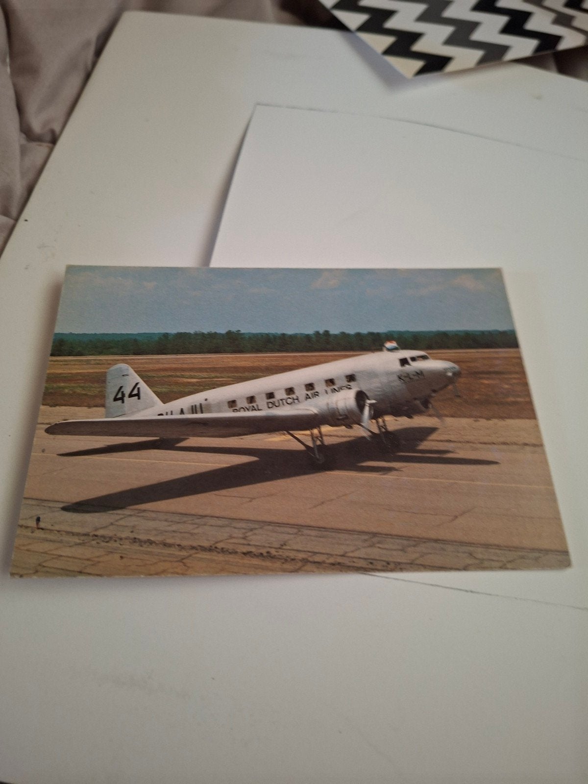 Vintage KLM Royal Dutch Airlines vliegtuig ansichtkaart, Verzamelen, Ophalen, 1940 tot 1960, Gelopen, Overig Europa