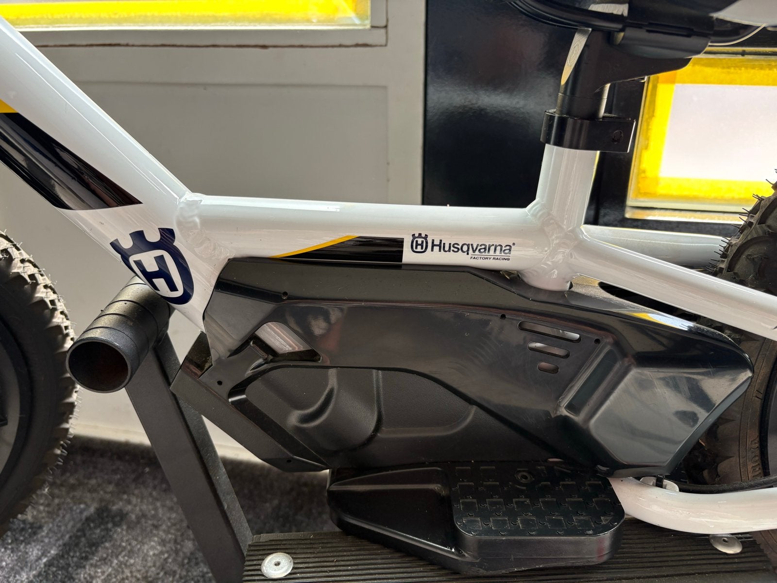 Husqvarna elektrische loopfiets met helm en kniebeschermers, Fietsen en Brommers, Elektrische fietsen, Zo goed als nieuw, Minder dan 47 cm