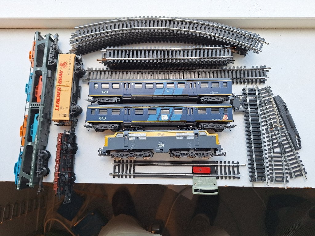 Te koop locomotief met wagons en rijtuigen en rails, Gebruikt, Ophalen of Verzenden, Analoog, Lima