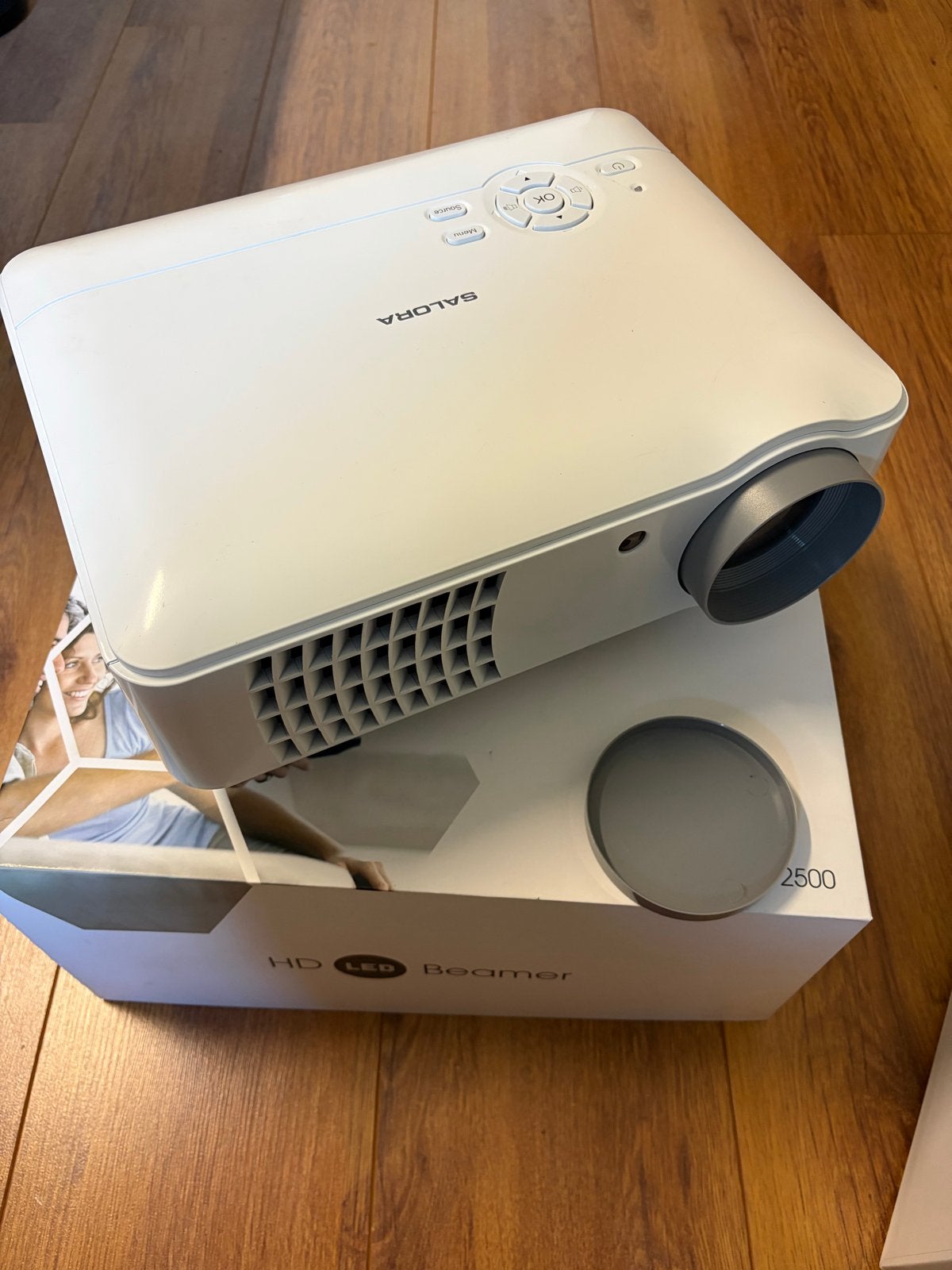 Salora 58BHD2500 HD LED Beamer Projector, Ophalen, LED, Salora, Zo goed als nieuw