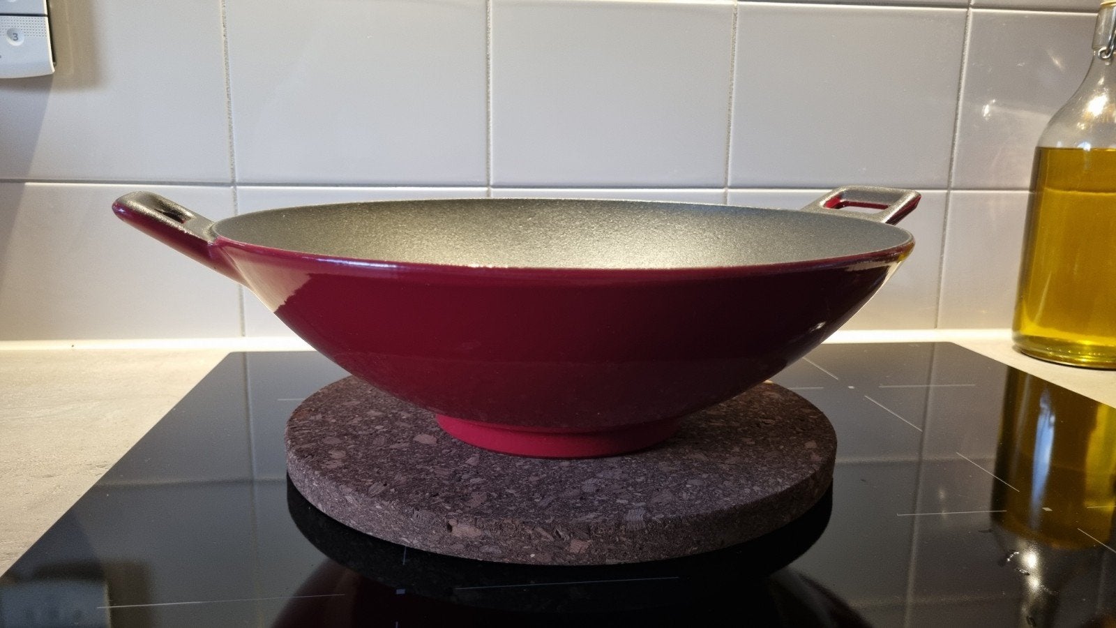 Zware gietijzeren wokpan (34 cm) – Kersenrood / BK, Huis en Inrichting, Keuken | Potten en Pannen, Gietijzer, Antiaanbaklaag, BK