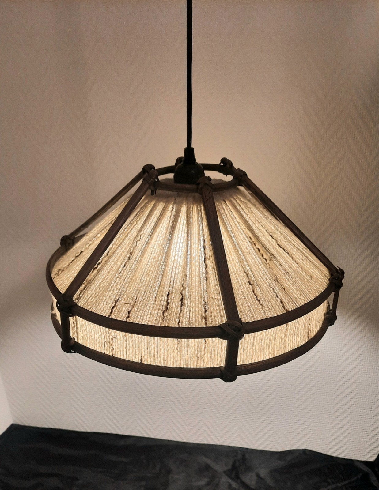 Rotan manou hanglamp jaren 60/70,lees de beschrijving, Ophalen of Verzenden, Zo goed als nieuw, Textiel, E27 (groot)